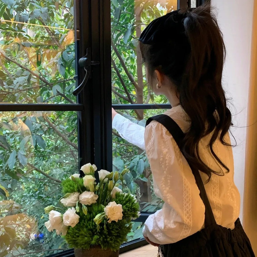 绿杨移作两家春